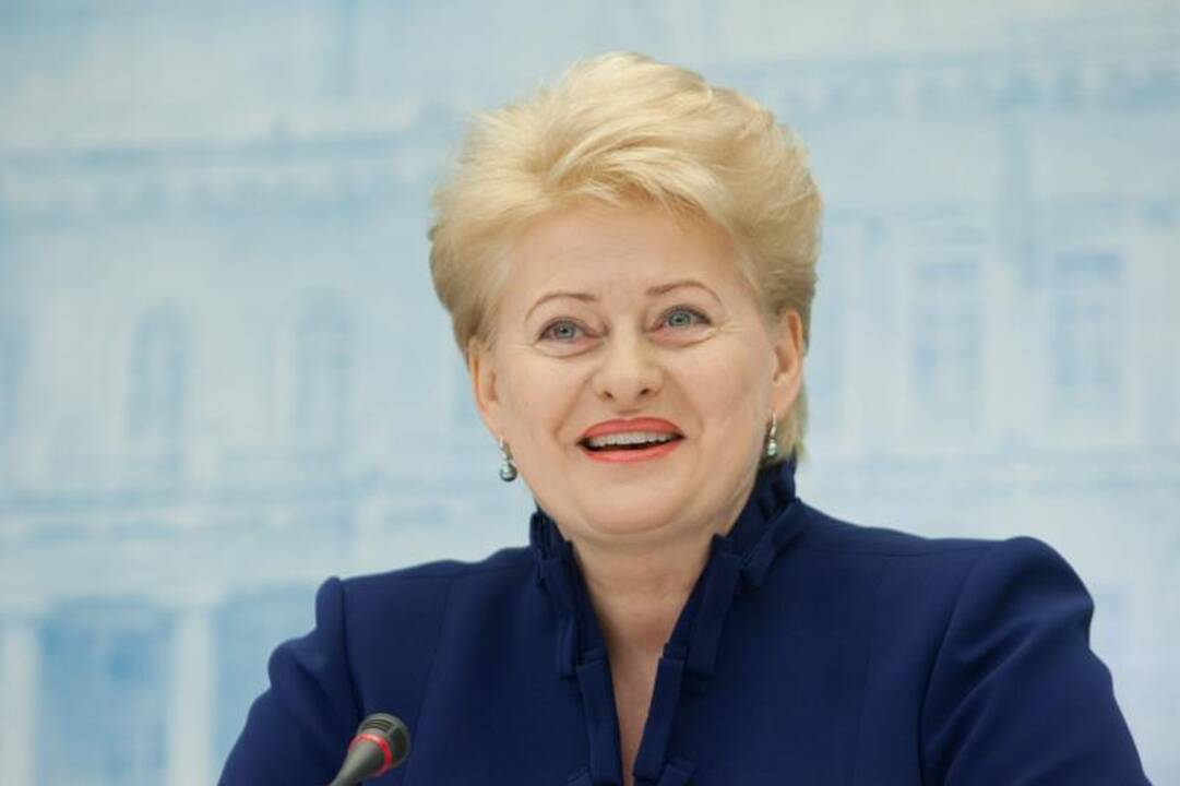D.Grybauskaitė: atlyginimus kelti jau galima, tik atsargiai