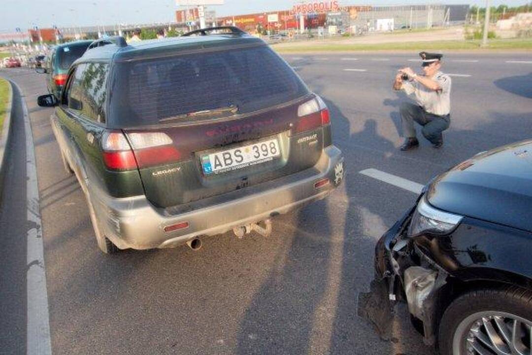 Trečiadienio vakaras Vilniuje: trys avarijos, apgadinti septyni automobiliai