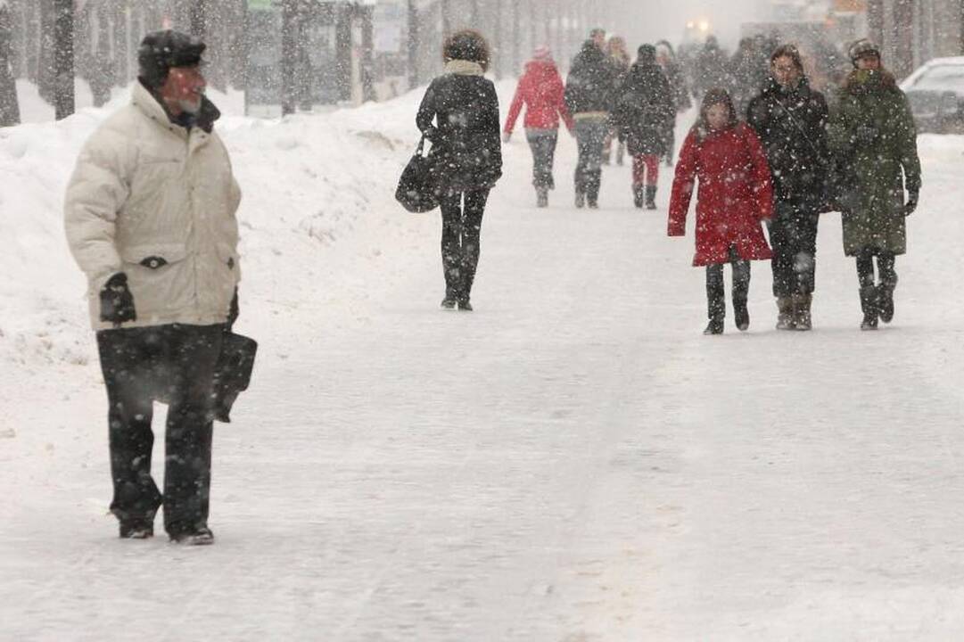 Savaitgalį       orai šiek tiek atvės   