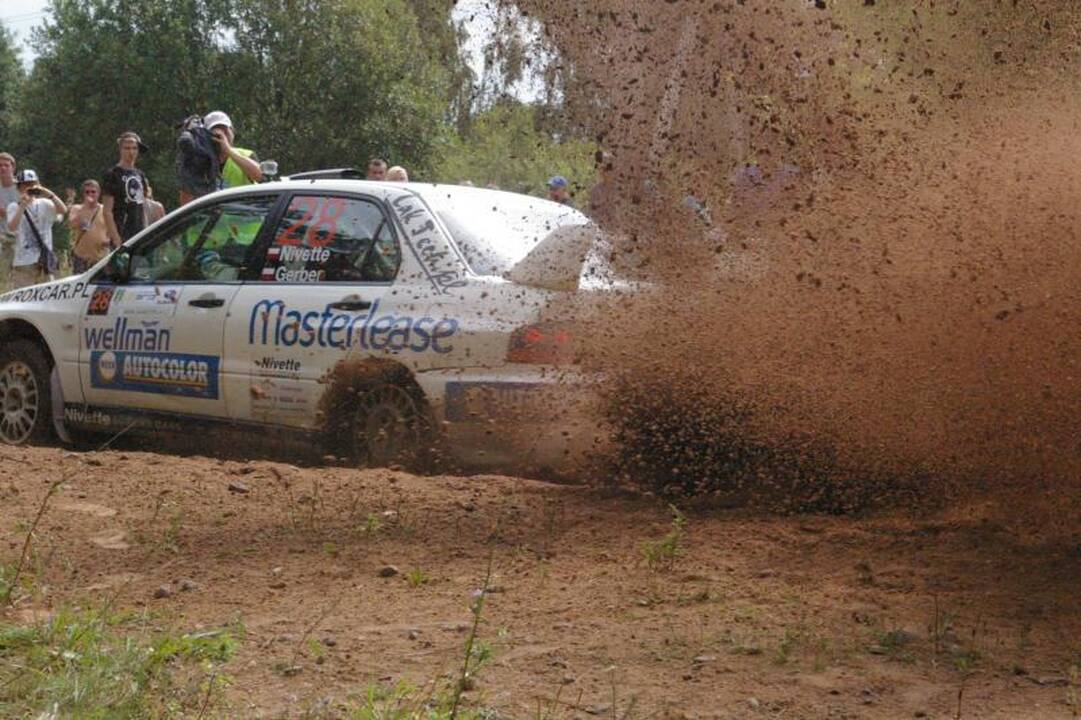 300 ežerų ralyje po pirmosios dienos pirmauja Vytauto Švedo ekipažas