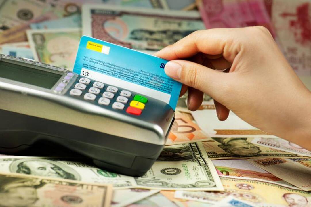 Bankai: saugiausia pinigus laikyti mokėjimo kortelėse