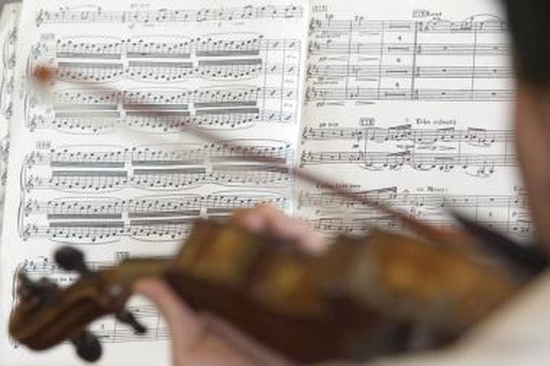 Senosios muzikos garsai krentančių lapų ritmu