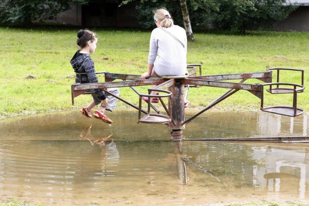 Dėl vaikų sveikatos sunerimę tėvai skambina pavojaus varpais