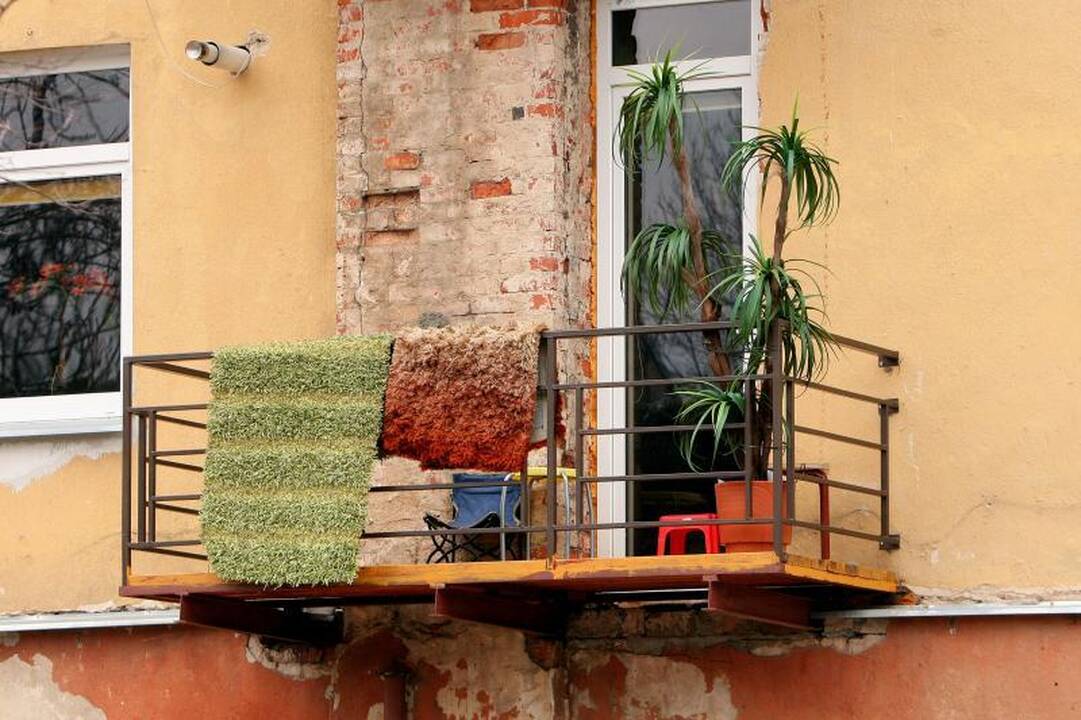 Plungėje nukrito balkonas, sužeisti du žmonės