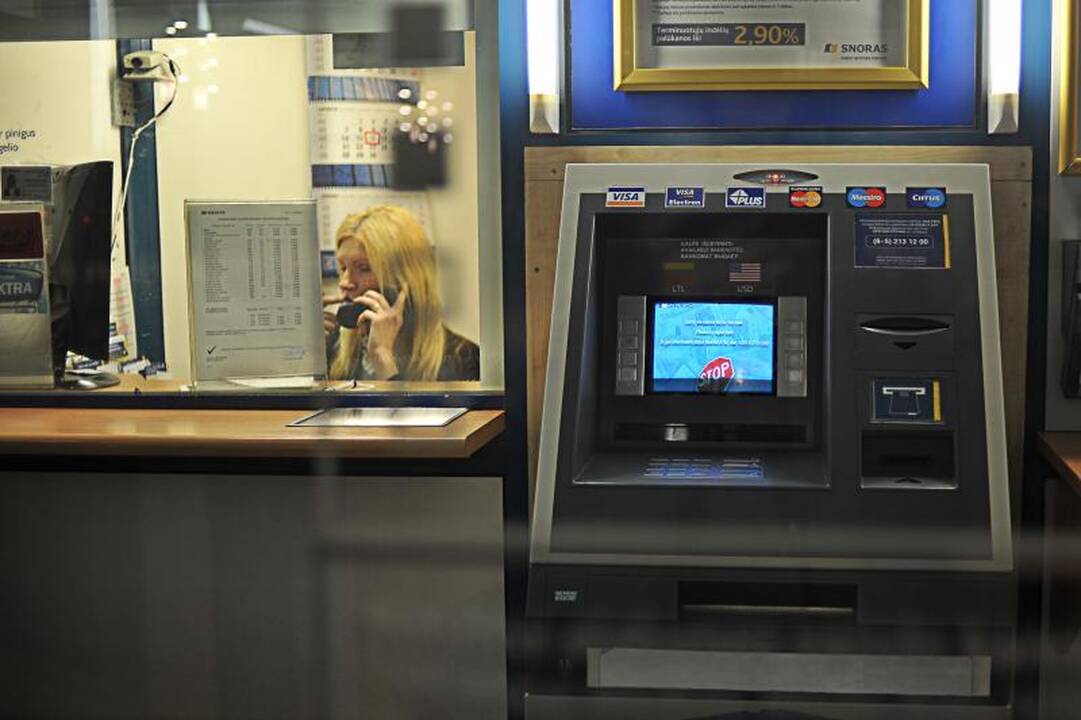 Labiau pasitikima daugeliu institucijų, bet tik ne bankais