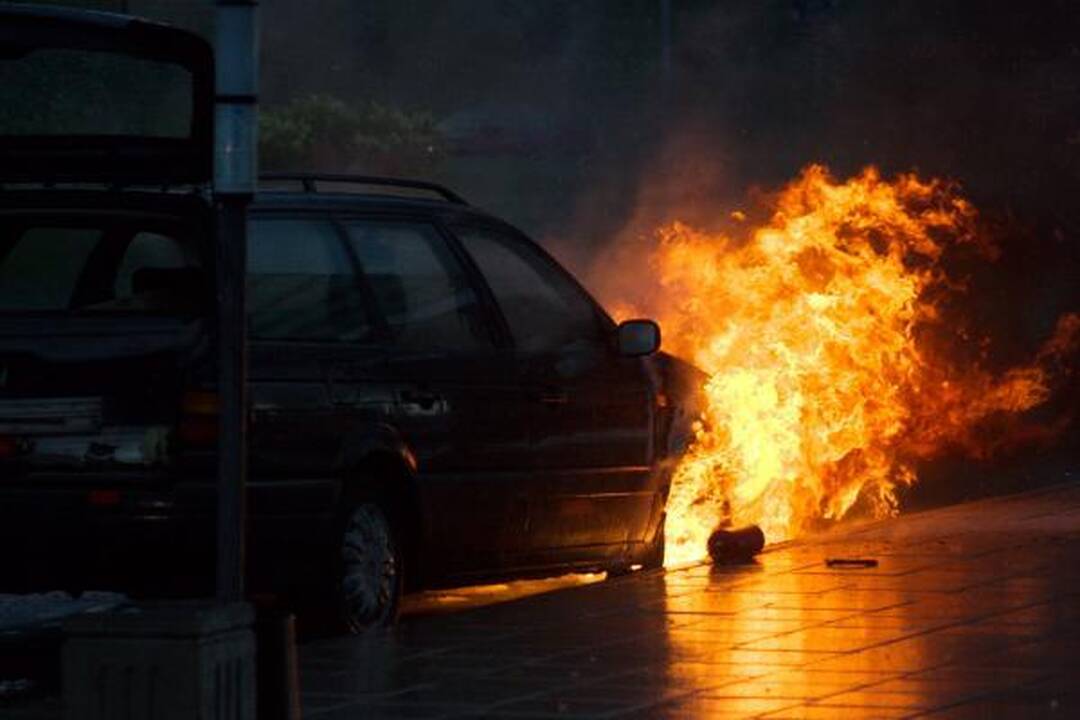 Pilaitės prospekte sudegė automobilis