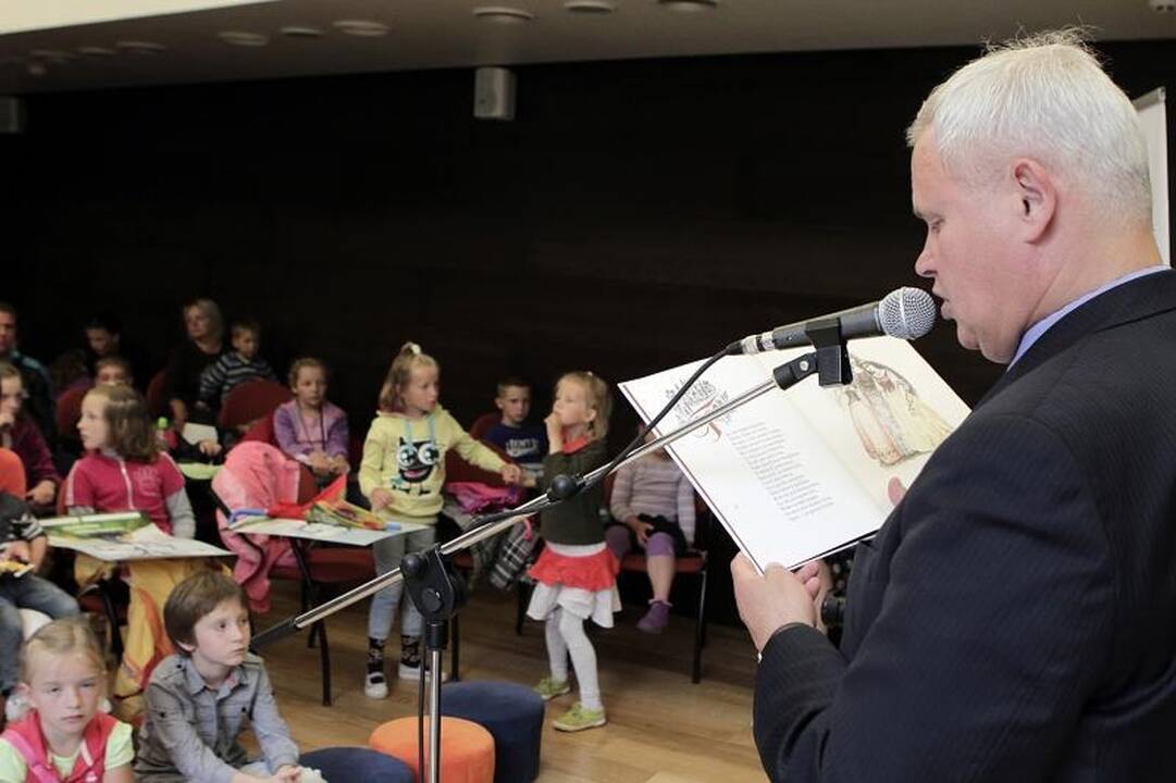 Vaikai klausėsi Klaipėdos mero skaitomų pasakų
