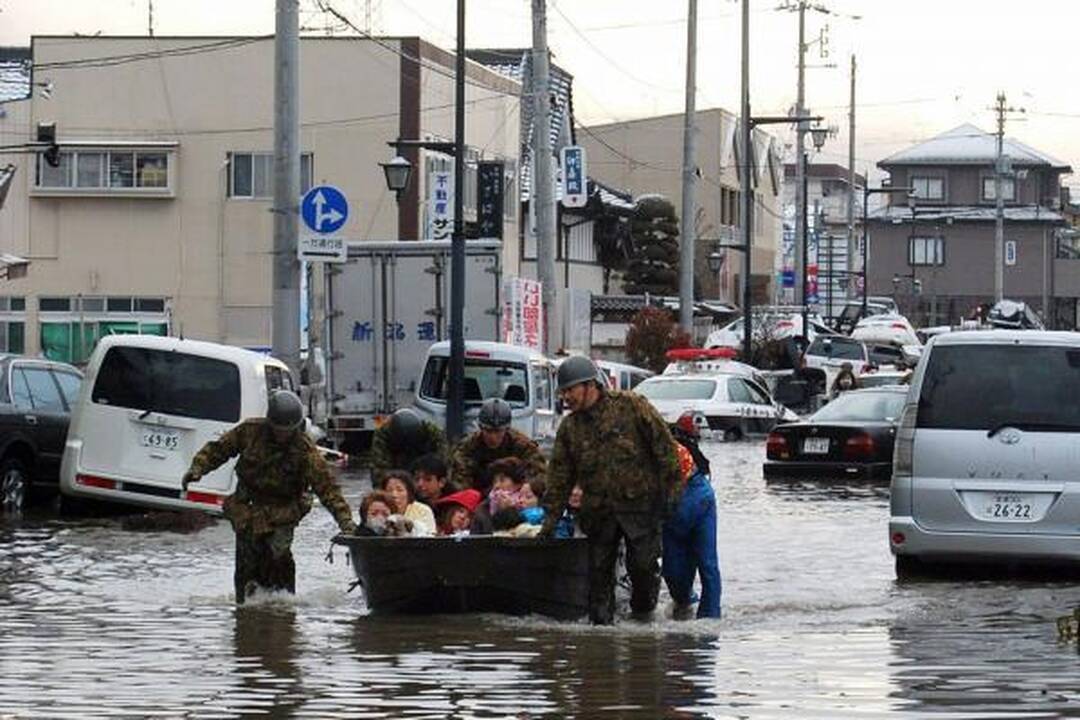 Japonijoje drebėjimas ir cunamis nusinešė šimtus gyvybių (papildyta 16.30 val.)