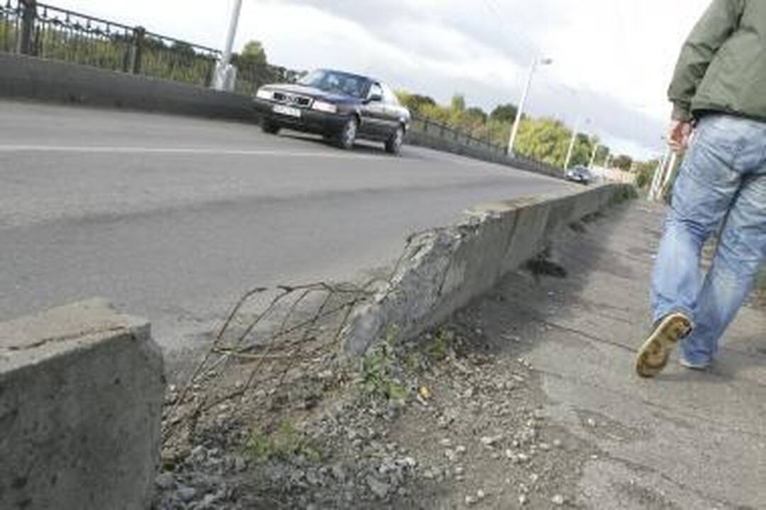 Panemunės tiltas griūva pats, irti jam padeda ir vairuotojai (papildyta)