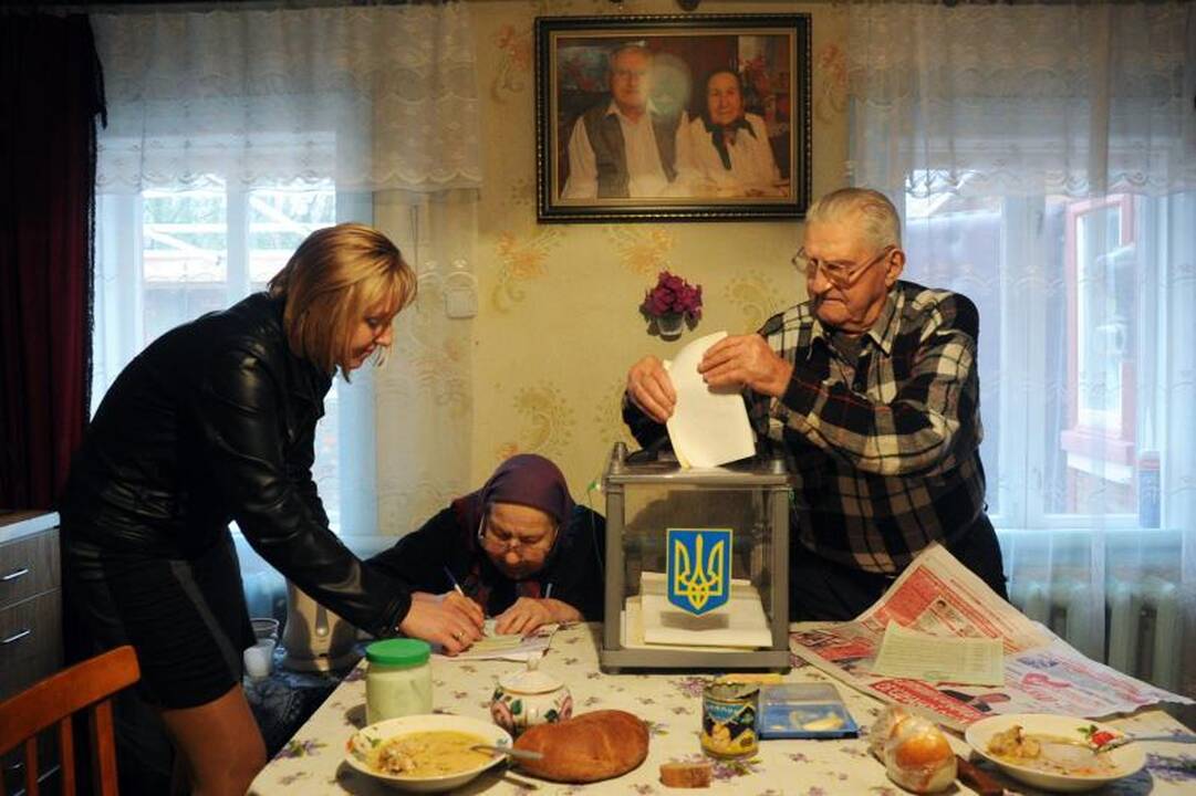Renkant tris Seimo narius prasideda balsavimas namuose