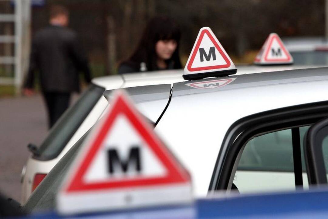 Pradedančiojo vairuotojo pažymėjimai bus keičiami įprasta tvarka