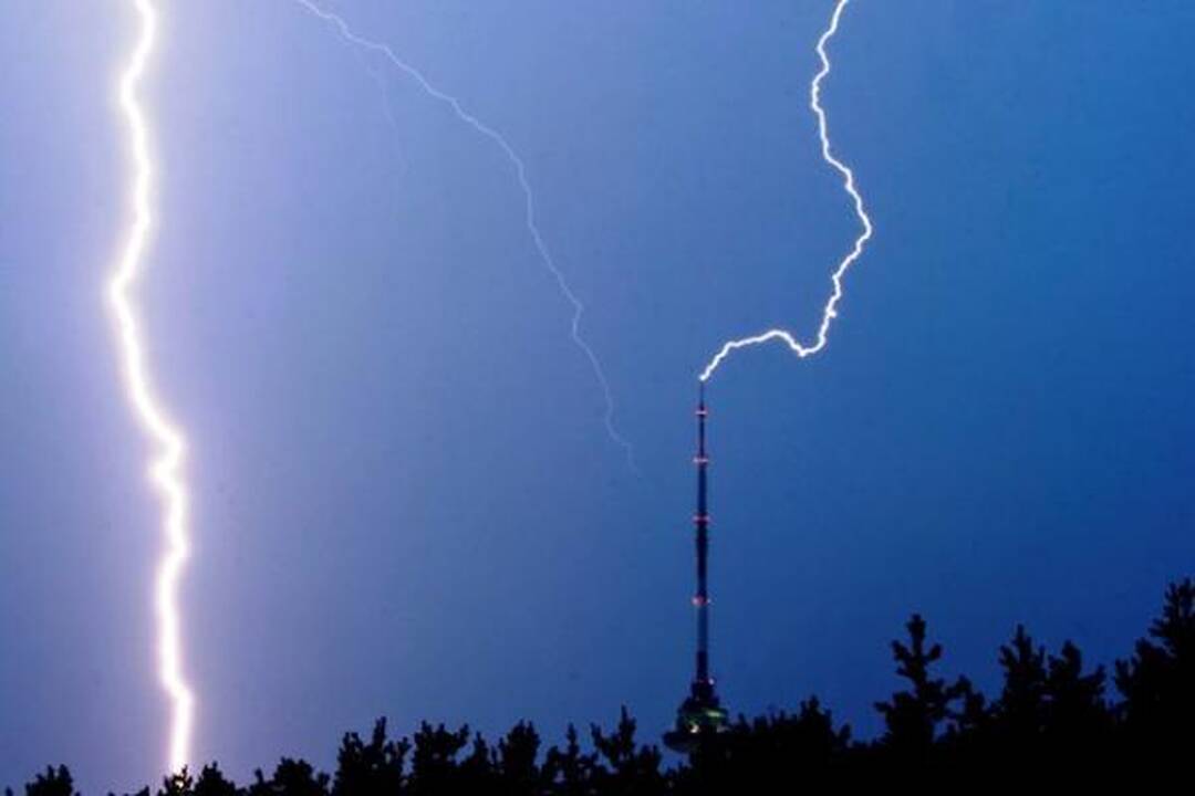 Trečiadienį Lietuvoje turėtų griaudėti ir žaibuoti
