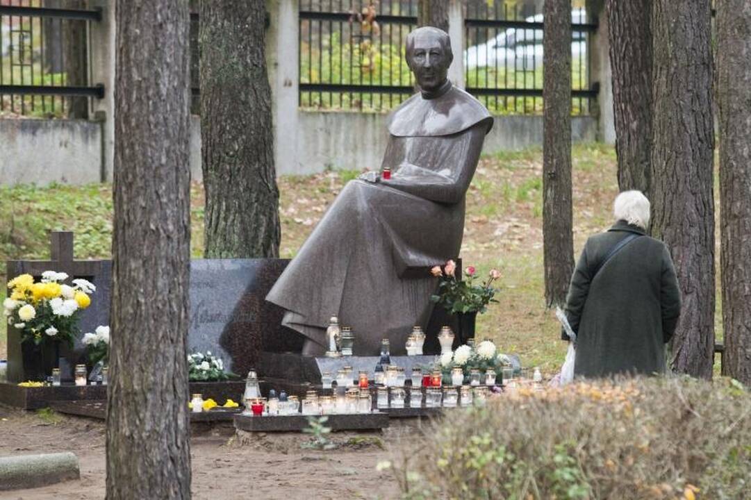 Kunigo R.Mikutavičiaus kapas 
