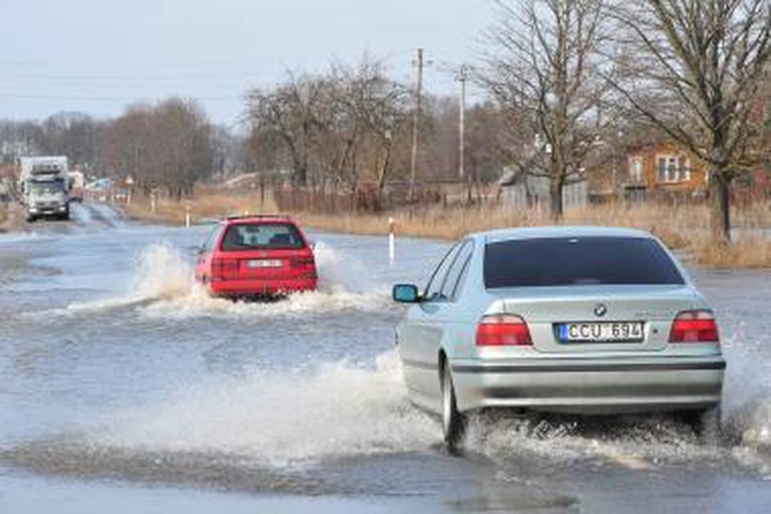 Potvynio vanduo vėl ėmė semti kelią Šilutė-Rusnė