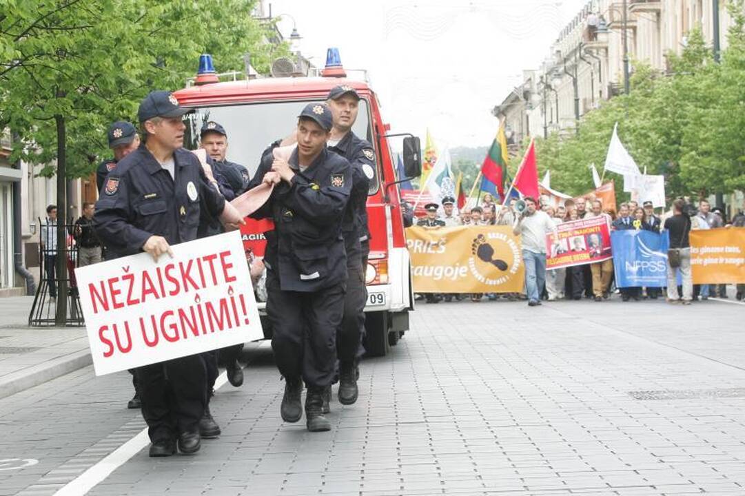 Pareigūnai sostinėje mitingavo prieš skurdinimą