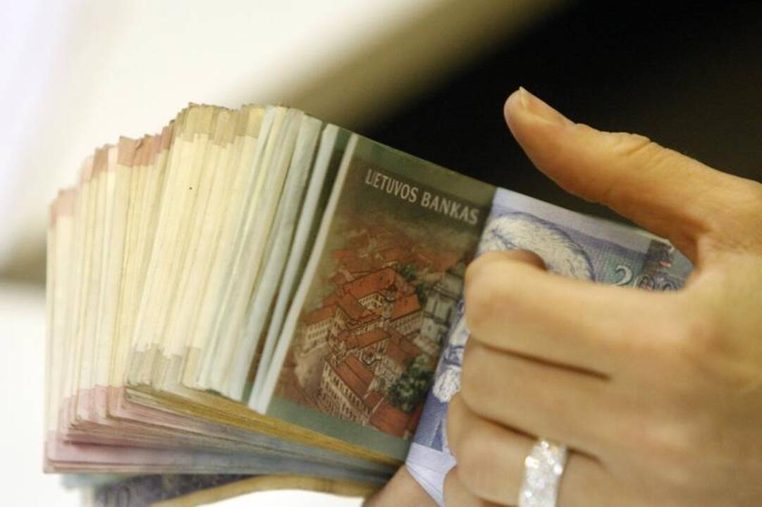 Apgautais pasijutę klientai iš DNB banko siekia prisiteisti milijonus