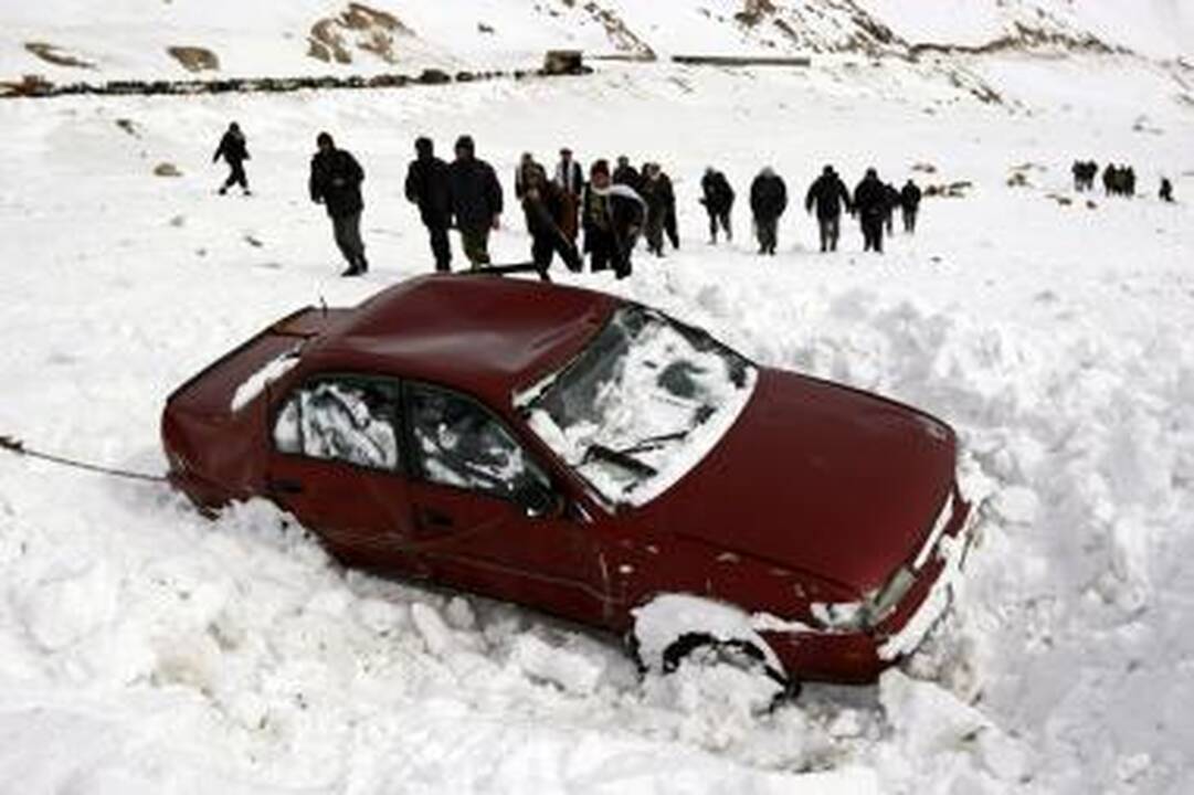 Sniego lavinos Afganistane nusinešė mažiausiai 150 gyvybių