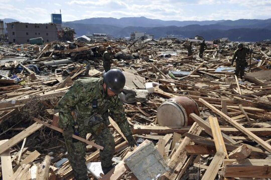 Japonijoje drebėjimas ir cunamis nusinešė šimtus gyvybių (papildyta 16.30 val.)