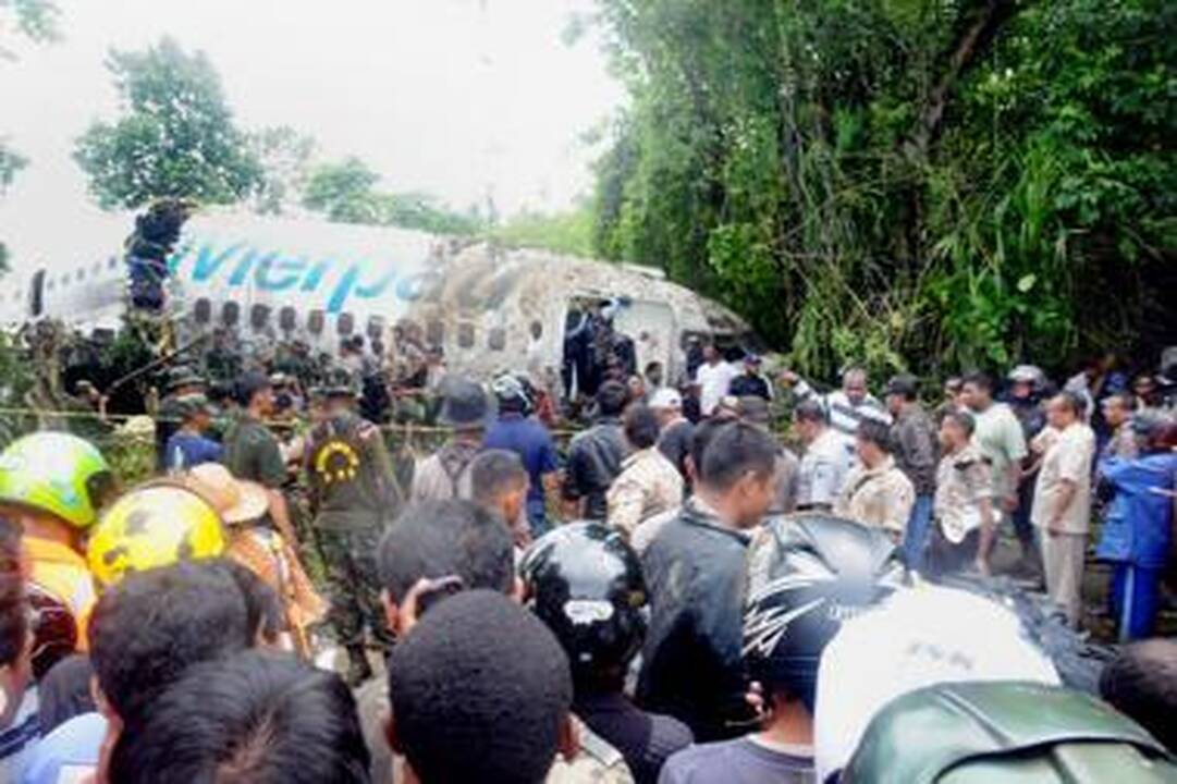 Indonezijoje lėktuvas tūpdamas nuslydo į upę, sužeista 20 žmonių