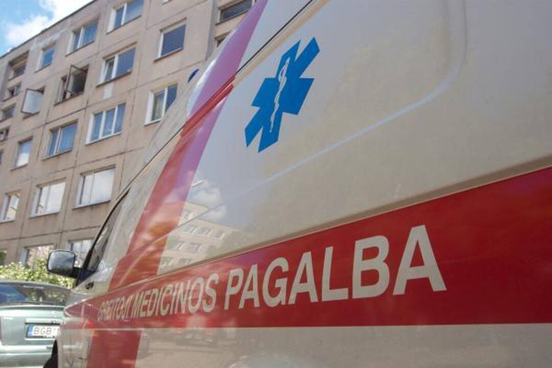 Sostinės ugniagesiai išgelbėjo senuką