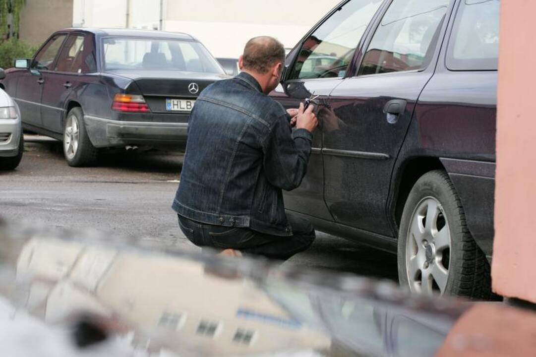 Buvęs policininkas įtariamas automobilio vagyste