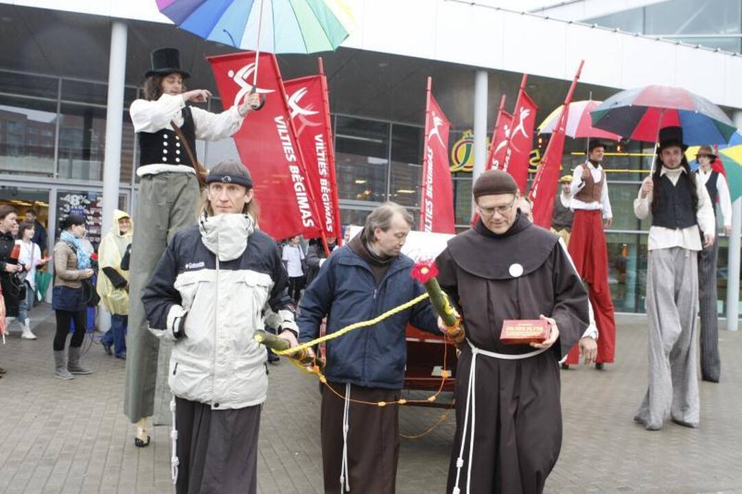 „Vilties bėgimas“: vienuolių tempiamas vežimas riedėjo per miestą