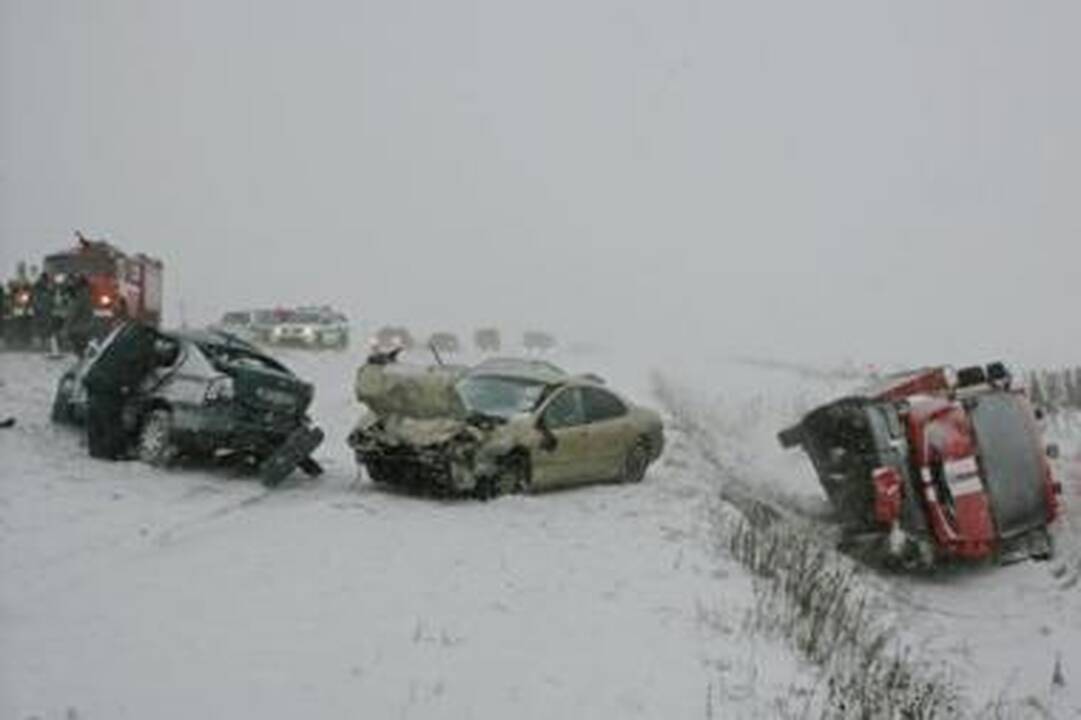 Ugniagesių vairuotojas kaltinamas pražudęs keturis žmones