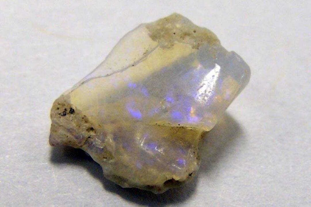 Opališkieji kristalai aptikti meteorite