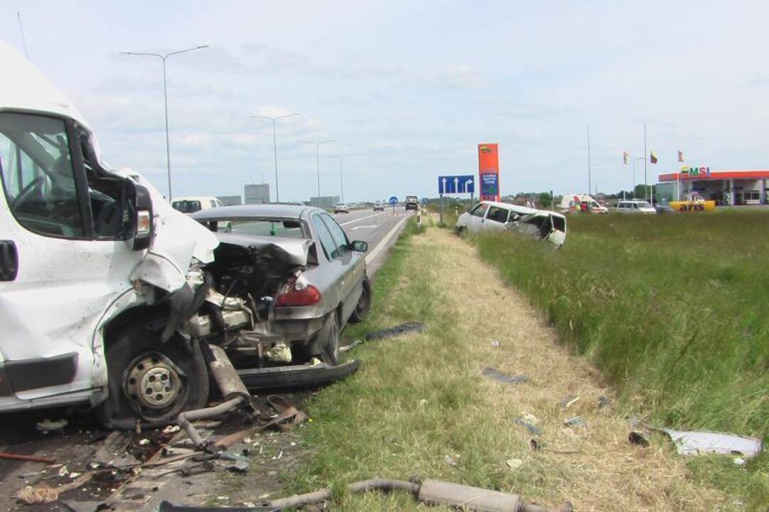 Netoli Klaipėdos automobilis nutrenkė nėščią moterį (papildyta)