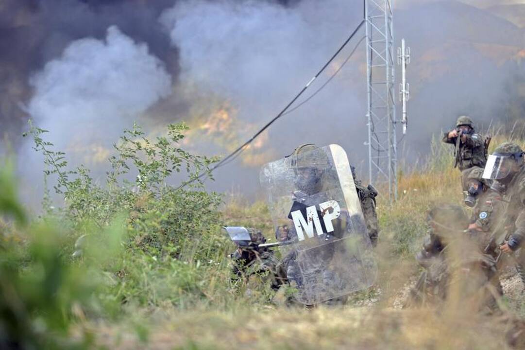 NATO taikdariai perėmė kontrolę sudegintame Kosovo pasienio poste