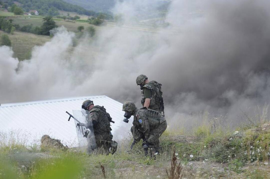 Kosovo serbai per susirėmimą pašovė du NATO karius