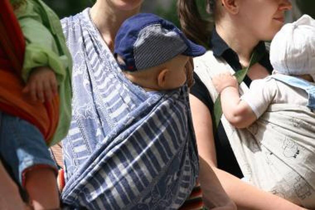 Ideali lietuviška šeima - du vaikai ir dirbantys tėvai