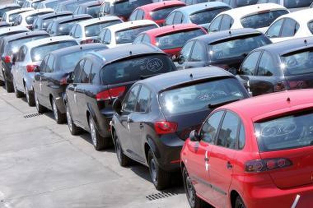 Automobilių importas į Rusiją sumenko daugiau nei perpus