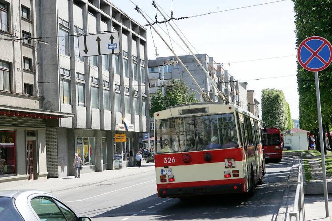 Nuo liepos įlipti į autobusą ar troleibusą - tik pro priekines duris
