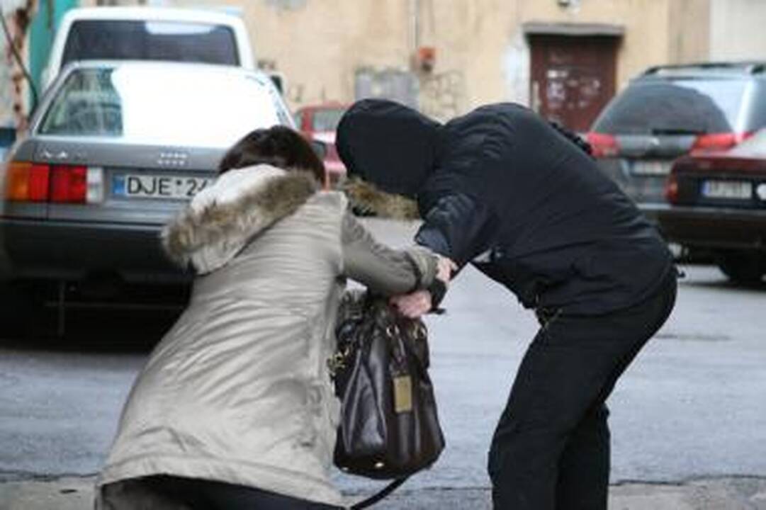 Paros įvykiai Kaune: atsiskaitinėjo vogtomis kortelėmis, bandė apgauti draudikus