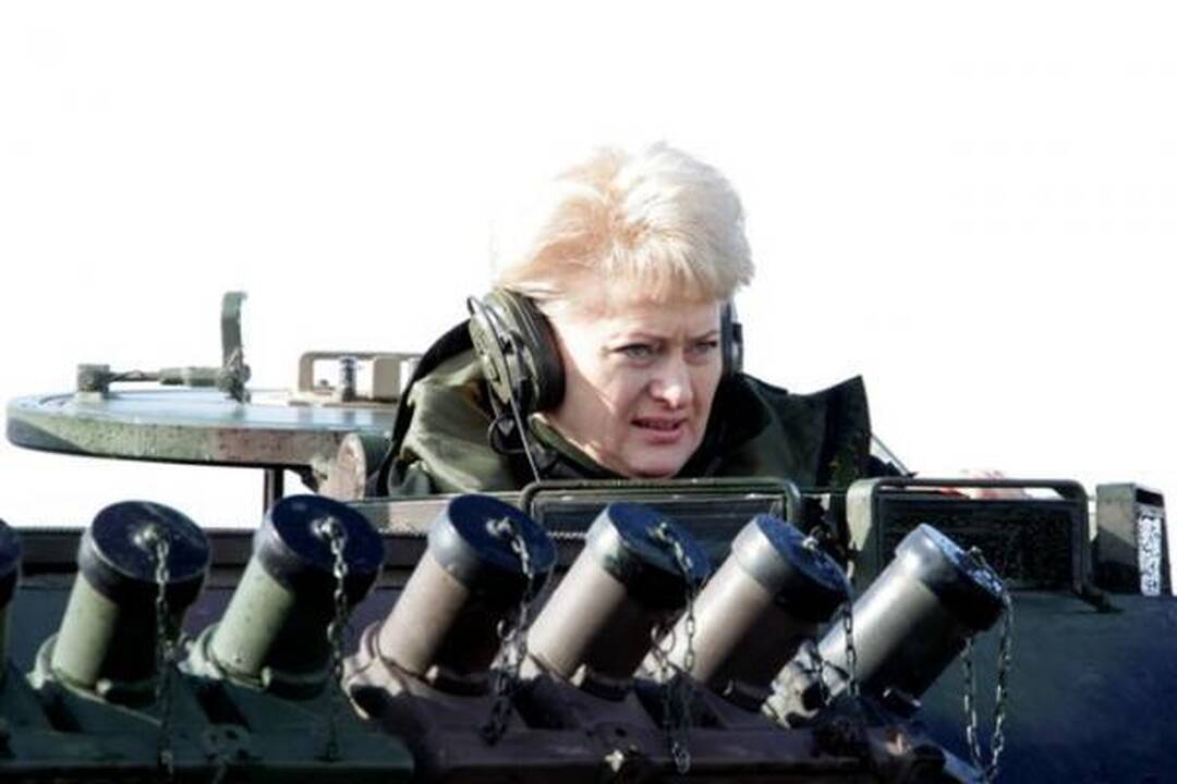 D.Grybauskaitė išbandė Lietuvos ginklus 