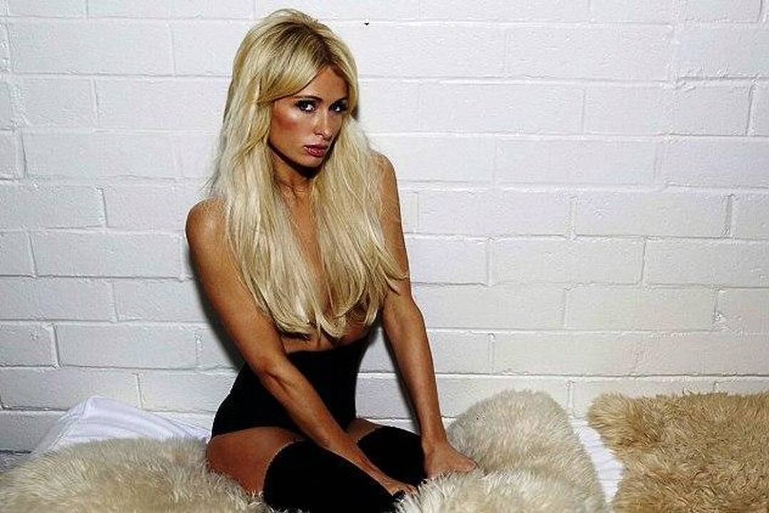 Apsinuoginusi Paris Hilton giriasi bendraujanti su Anglijos princais