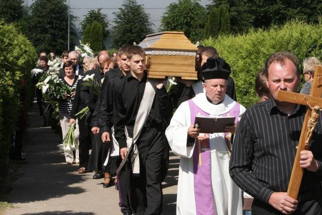 A.Ūsas palaidotas Zapyškio kapinėse, netoli Kauno (papildyta)