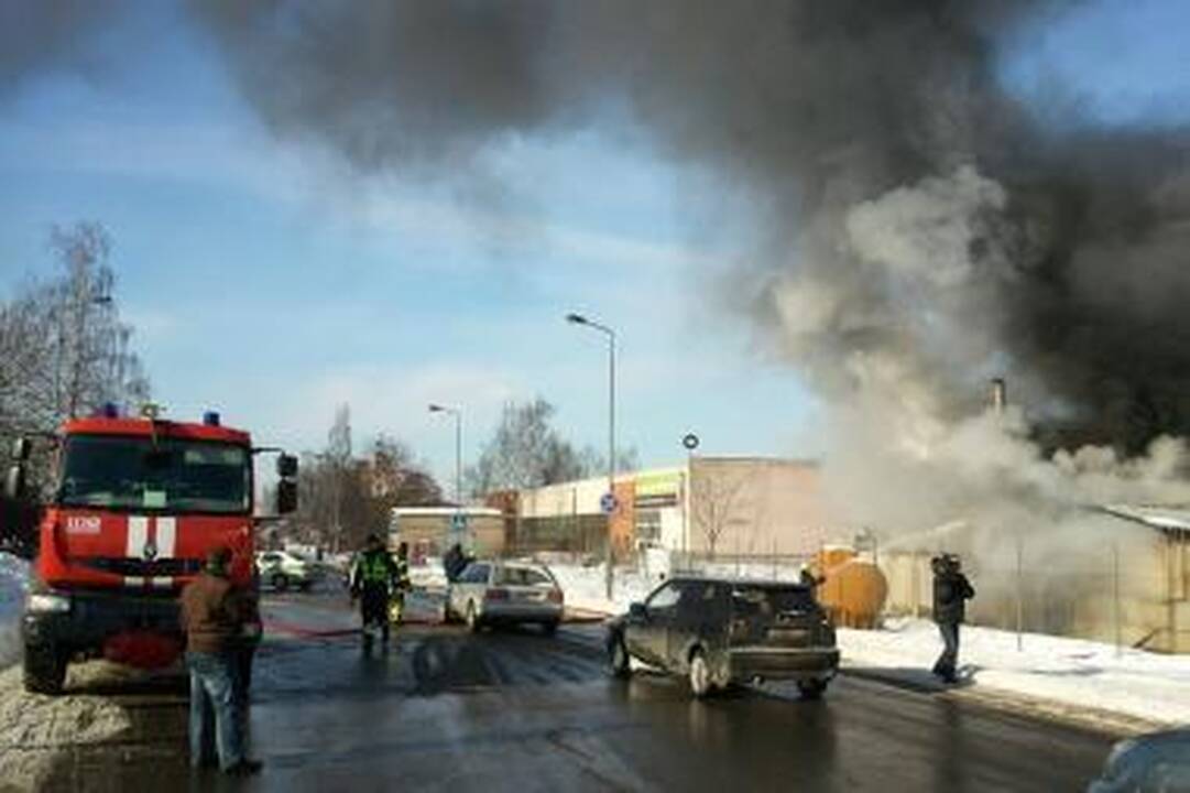 Nemuno pakrantėje liepsnojo dažymo cechas