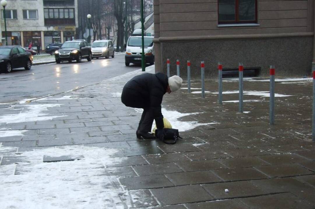 Klaipėdoje šaligatviai dengiasi ledu, pėstieji raginami būti atsargūs