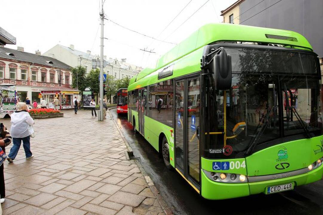 Į autobusą – tik pro priekines duris!