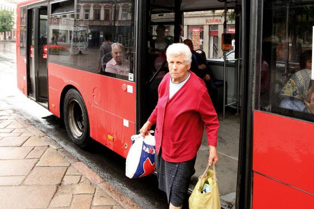 Į autobusą – tik pro priekines duris!