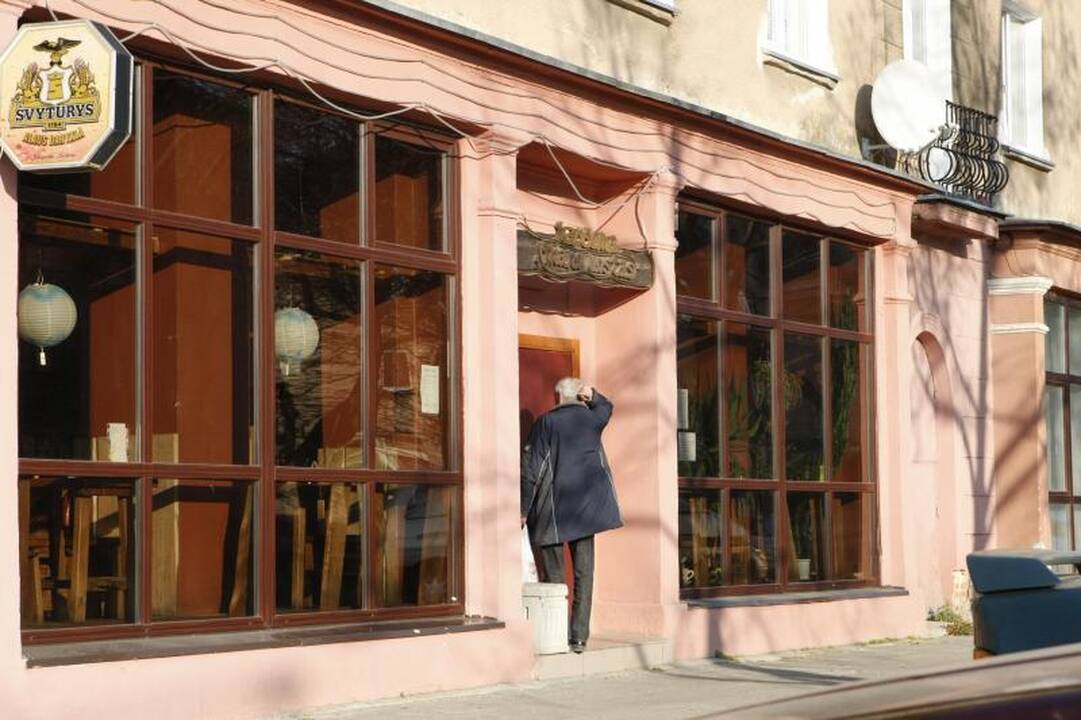Uostamiesčio kavinėje – pasenęs, apglitęs ir apipelijęs maistas