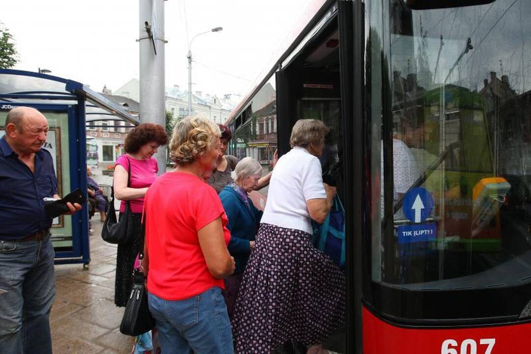 Į autobusą – tik pro priekines duris!