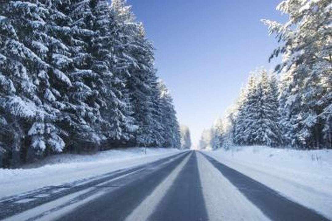 Vidurio Lietuvoje sninga, vakarinėje dalyje susidarė plikledis