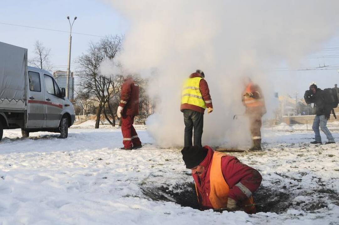 Garai iš šilumos trasos veržiasi prie Žaliojo tilto