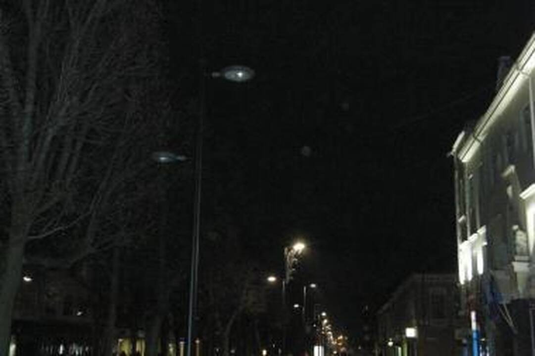 Šviečia nebe visi Laisvės alėjos šviestuvai