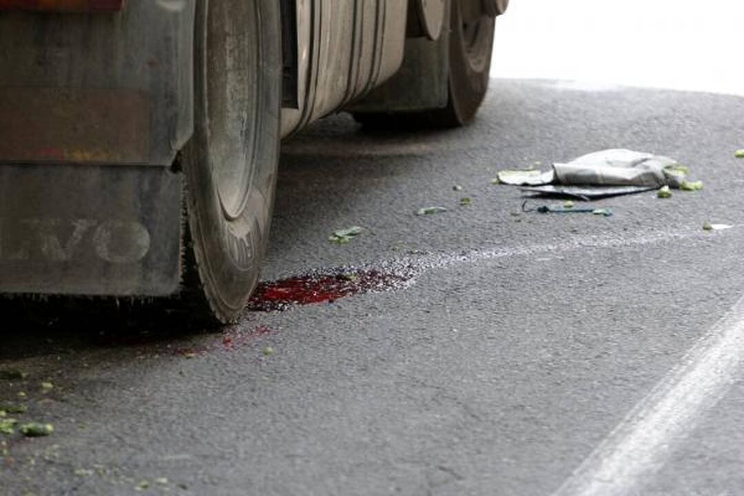 Kauno rajone žuvo vyras, pervažiuotas dviejų krovininių automobilių