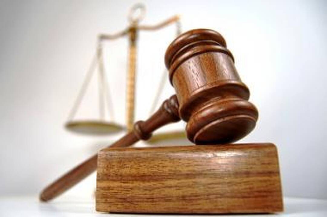 Teisės vairuoti dėl pažeidimų netekę vairuotojai ją susigrąžina teismuose 