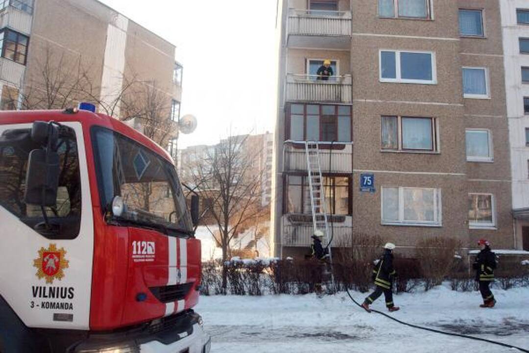 Sostinės daugiabutyje rasta neaiškiomis aplinkybėmis sudegusi moteris